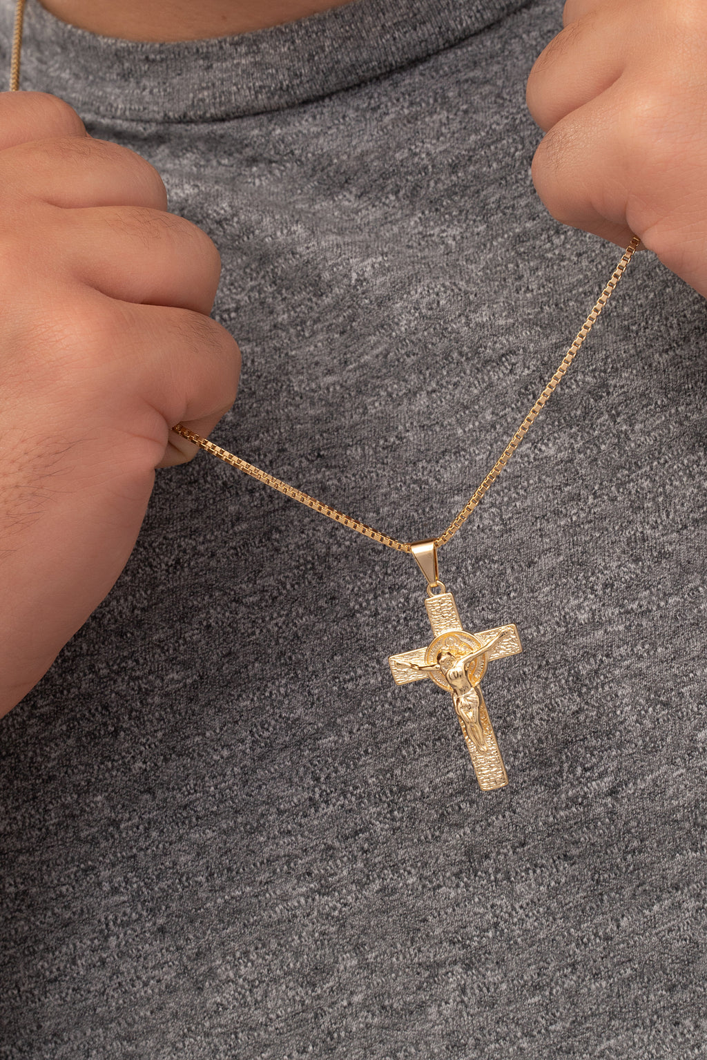 Dije Cruz San Benito, detalle del crucifijo en oro laminado 18K