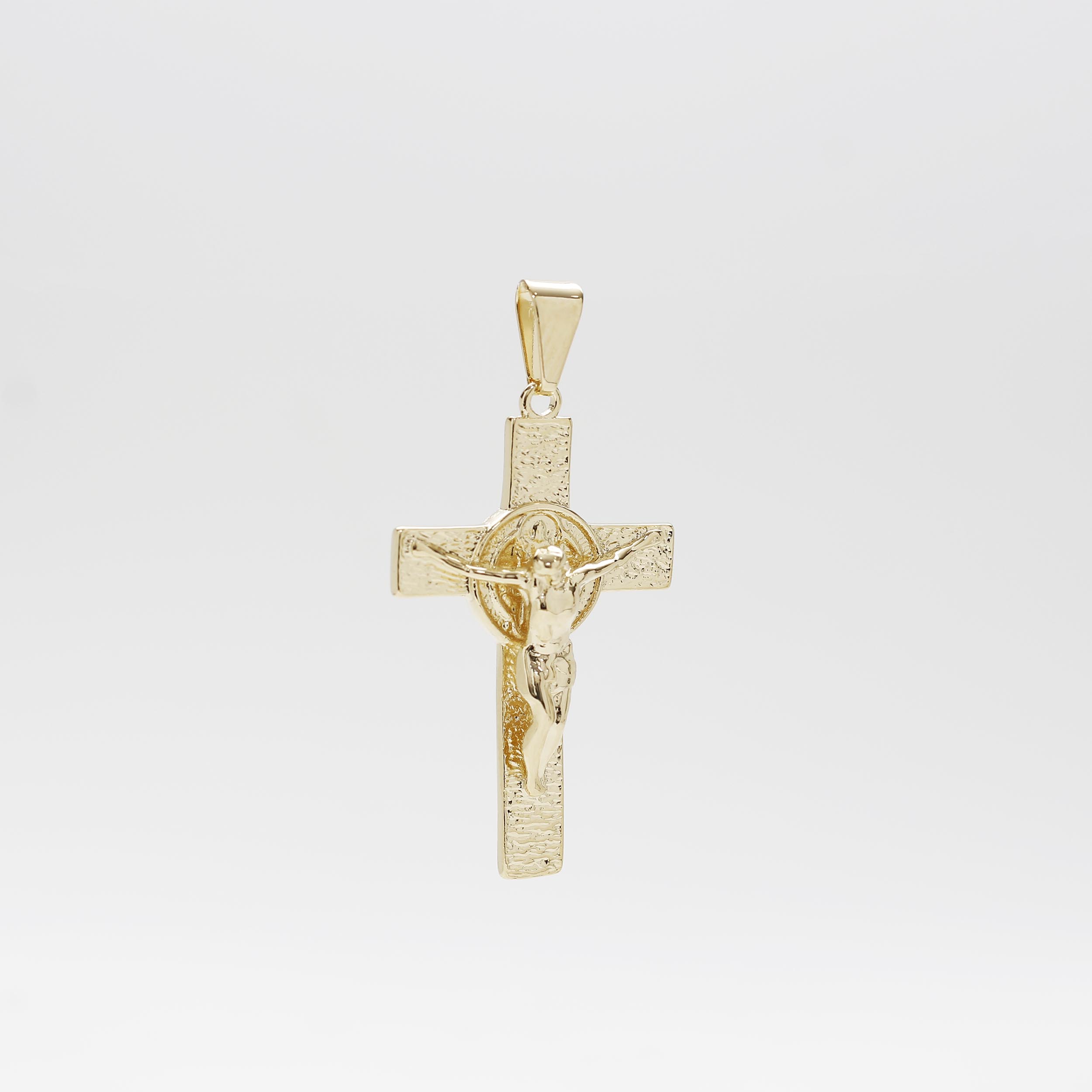Dije Cruz San Benito en oro laminado 18K sobre caja de regalo