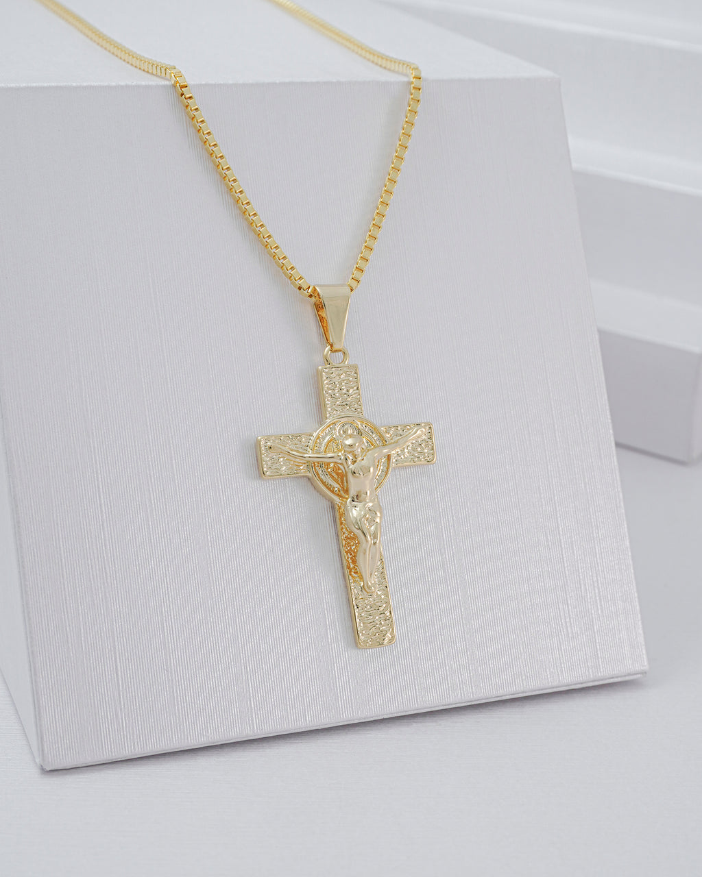 Dije Cruz San Benito puesto, cadena de oro laminado 18K
