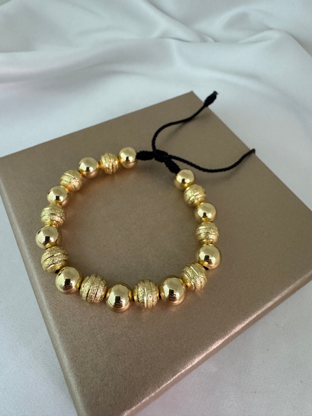 Pulsera oro laminado 18k balín 8mm sobre caja de regalo