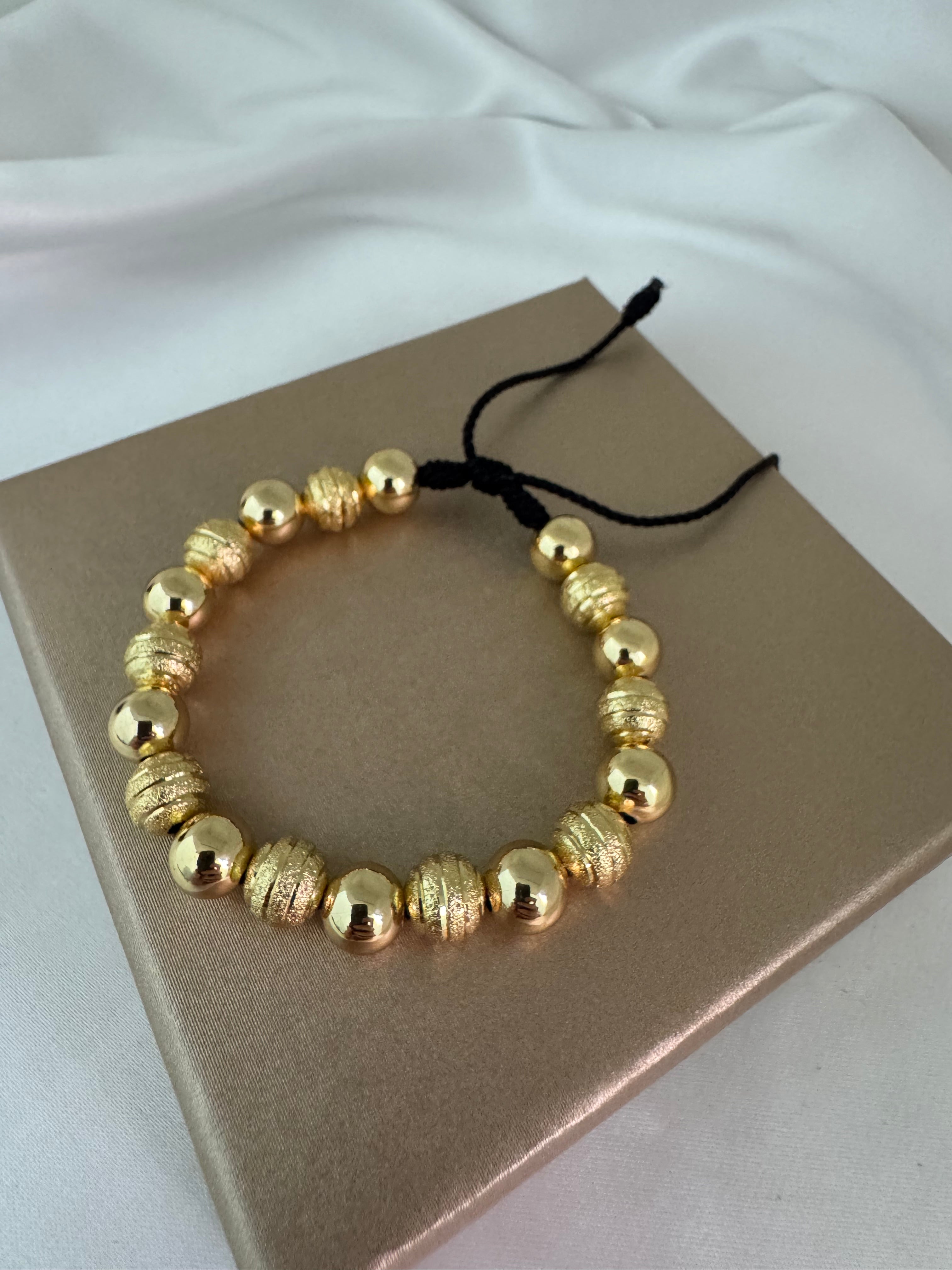 Pulsera oro laminado 18k balín 8mm sobre caja de regalo