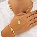 Cadena dama virgen y pulsera balin oro laminado 18k puestas en modelo