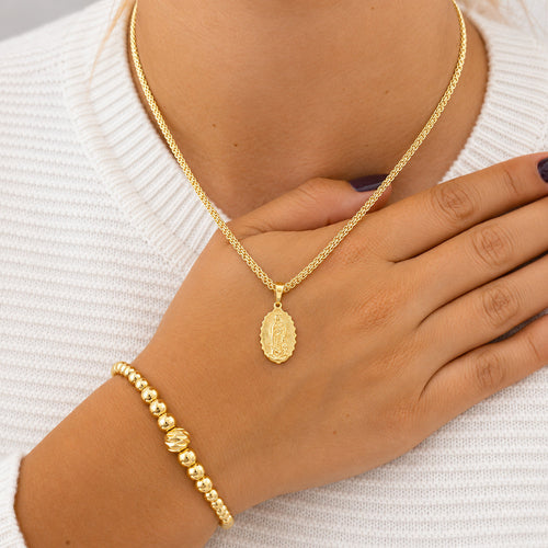 Cadena dama virgen y pulsera balin oro laminado 18k puestas en modelo