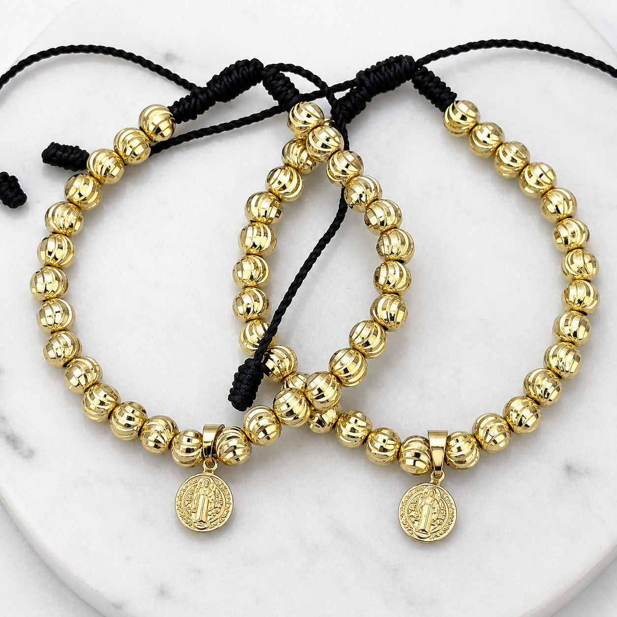 Dos pulseras italianas san benito oro laminado 18k detalle