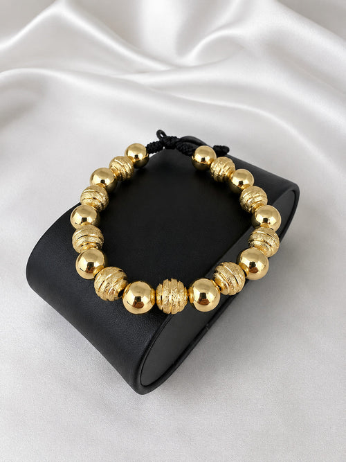 Pulsera oro laminado 18k balin 8mm sobre estuche negro